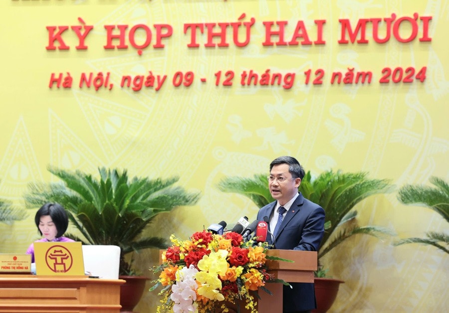 Phó Chủ tịch UBND thành phố Hà Minh Hải trình bày báo cáo tại kỳ họp