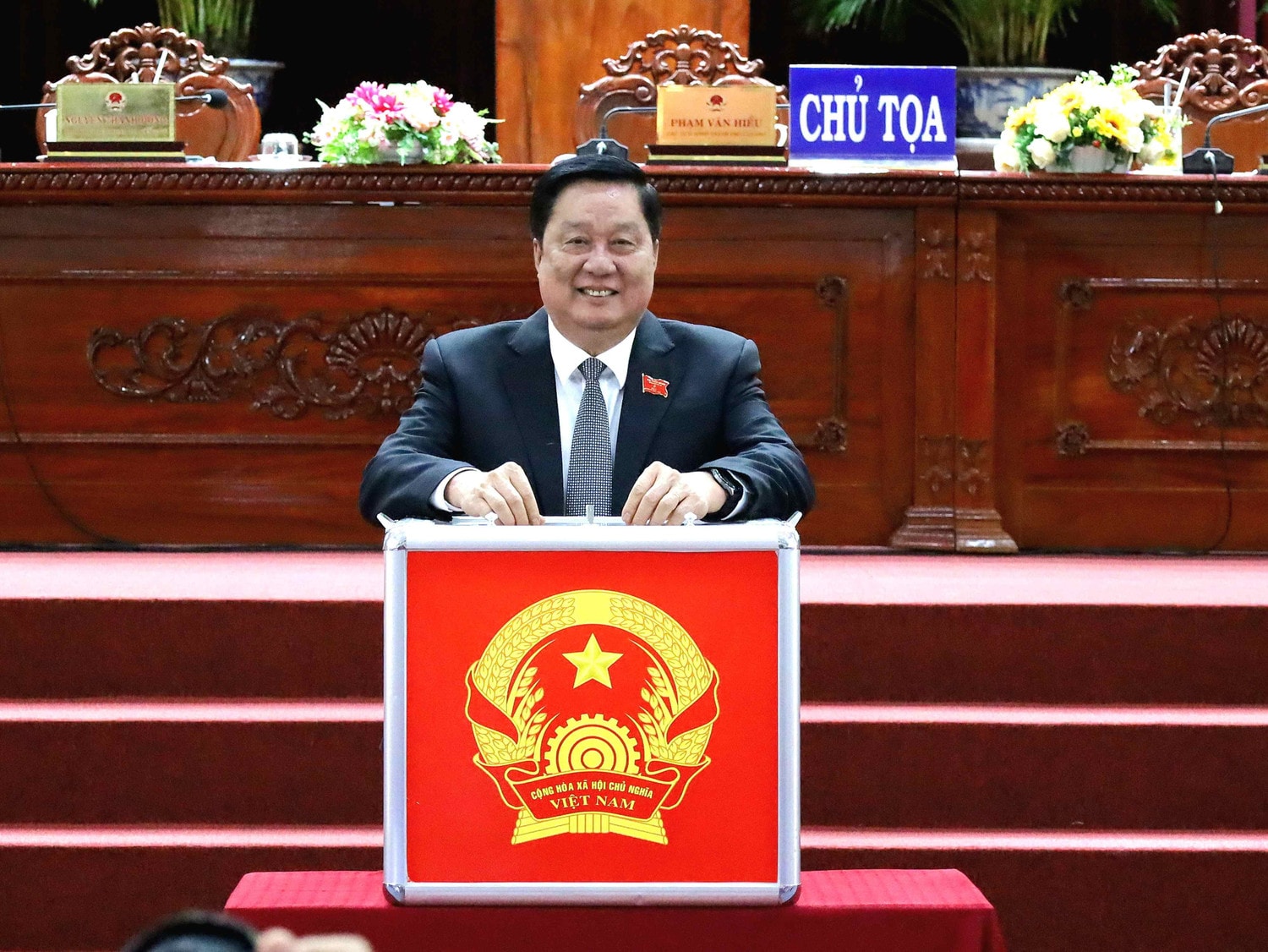 Các đại biểu bỏ phiếu bầu