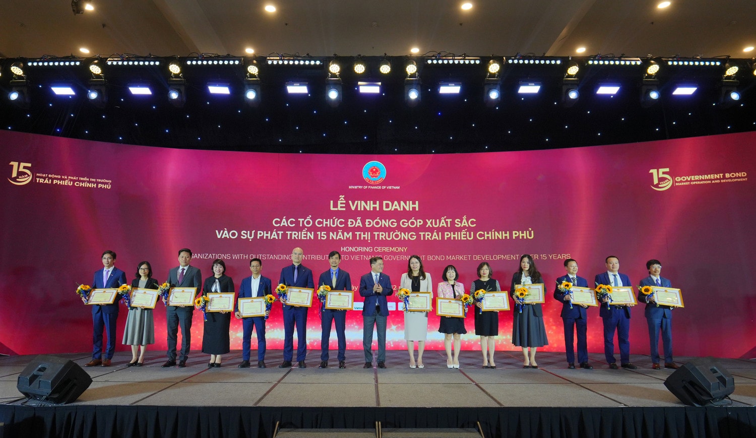 Đại diện Agribank, bà Võ Diệu Thúy (thứ 10 từ trái sang) - Giám đốc Trung tâm Kinh doanh Vốn và Tiền tệ Agribank, Phó Chủ tịch Hiệp hội thị trường trái phiếu Việt Nam (VBMA) nhận bằng khen của Bộ trưởng Bộ Tài chính cho Top 10 Nhà tạo lập thị trường trái phiếu Chính phủ Việt Nam. Ảnh: Agribank