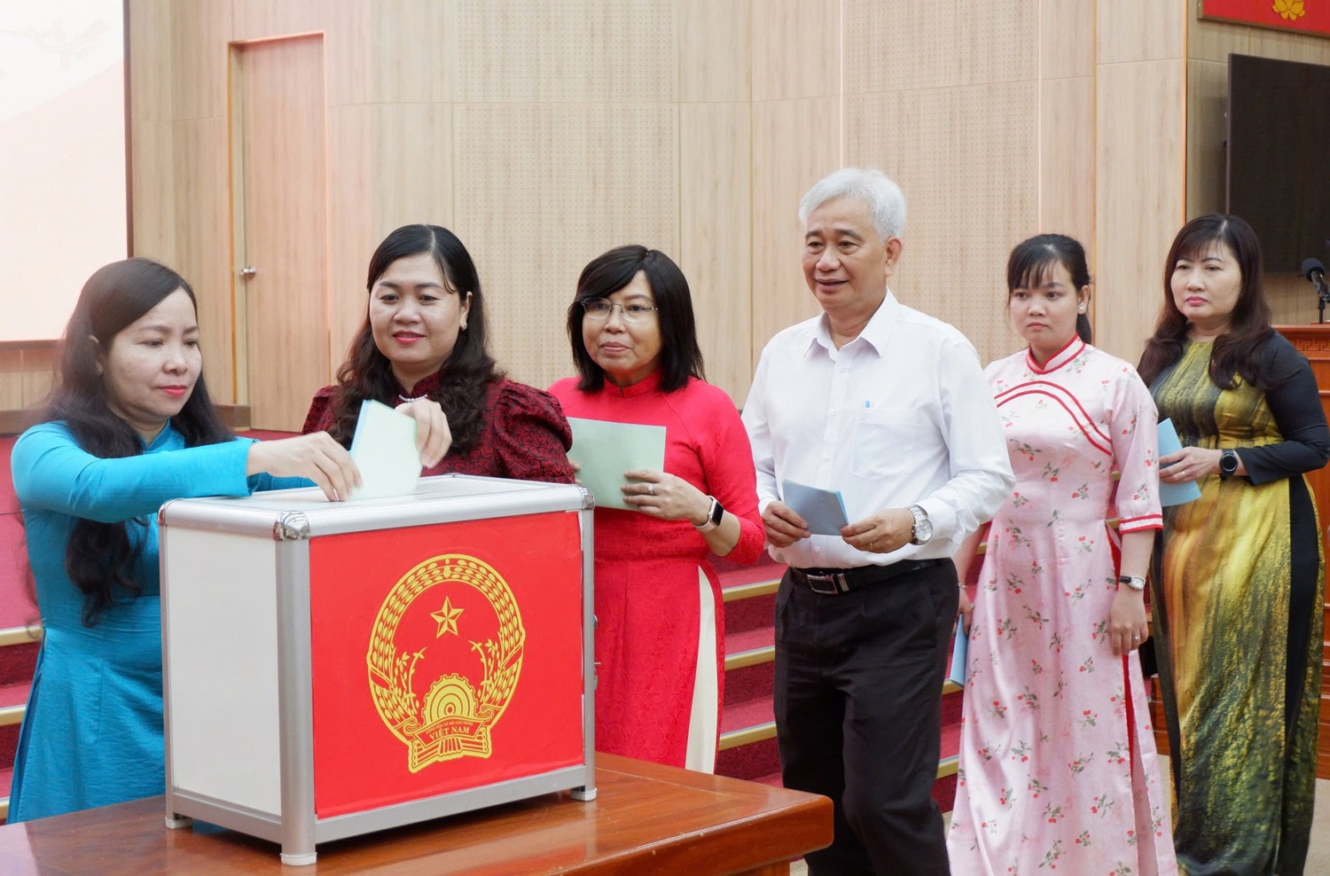 Các đại biểu HĐND tỉnh Kiên Giang bỏ phiếu bầu Ủy viên UBND tỉnh và bầu chức danh Phó trưởng Ban Văn hoá - Xã hội HĐND tỉnh