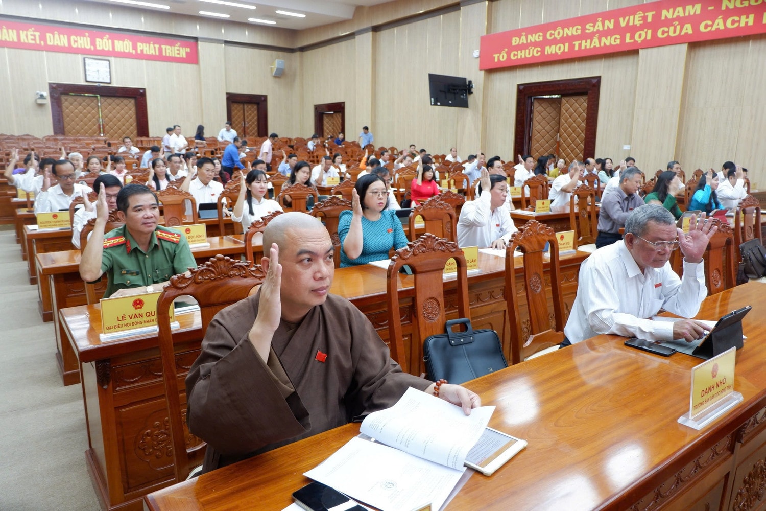 Tại kỳ họp, đại biểu HĐND tỉnh Kiên Giang thông qua 19 nghị quyết