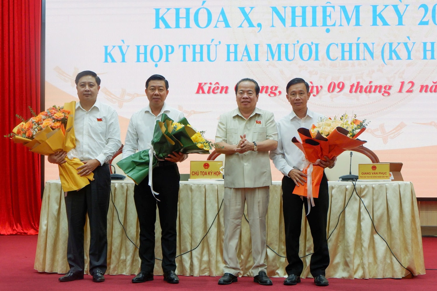 Phó Bí thư Thường trực Tỉnh ủy, Chủ tịch HĐND tỉnh Kiên Giang Mai Văn Huỳnh tặng hoa chúc mừng các cán bộ nhận nhiệm vụ mới
