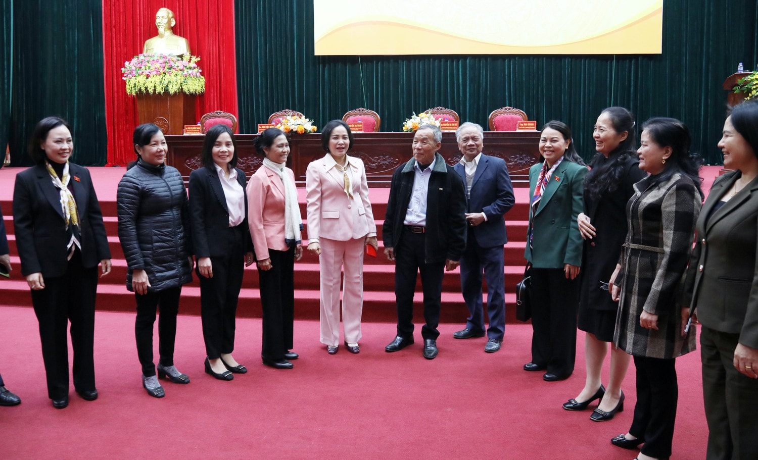 Phó Chủ tịch Quốc hội Nguyễn Thị Thanh và các đại biểu cùng với cử tri huyện Nho Quan