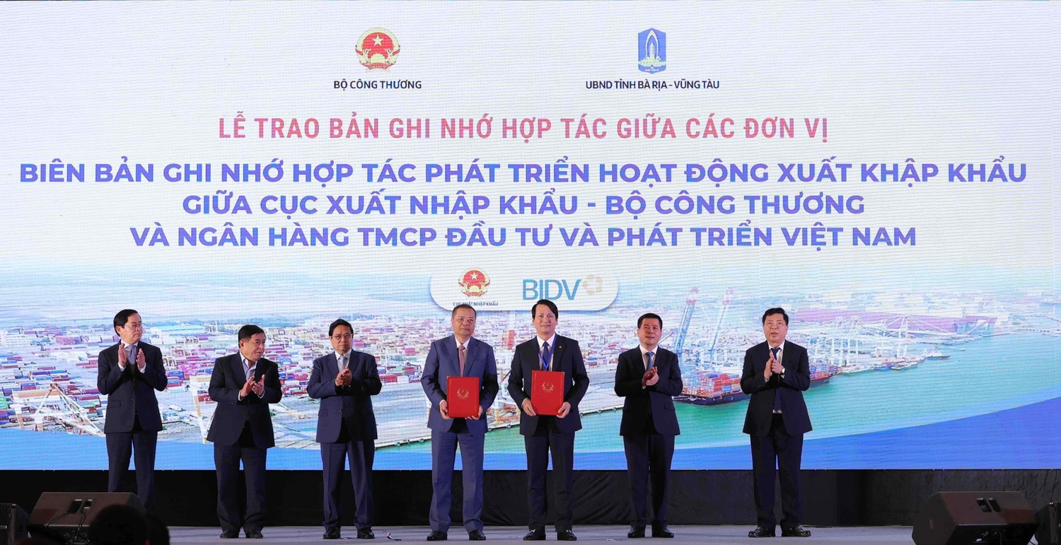 ong-tran-long-pho-tong-giam-doc-bidv-va-ong-nguyen-anh-son-cuc-truong-cuc-xuat-nhap-khau-bo-cong-thuong-trao-bien-ban-ghi-nho-hop-tac-2.jpg