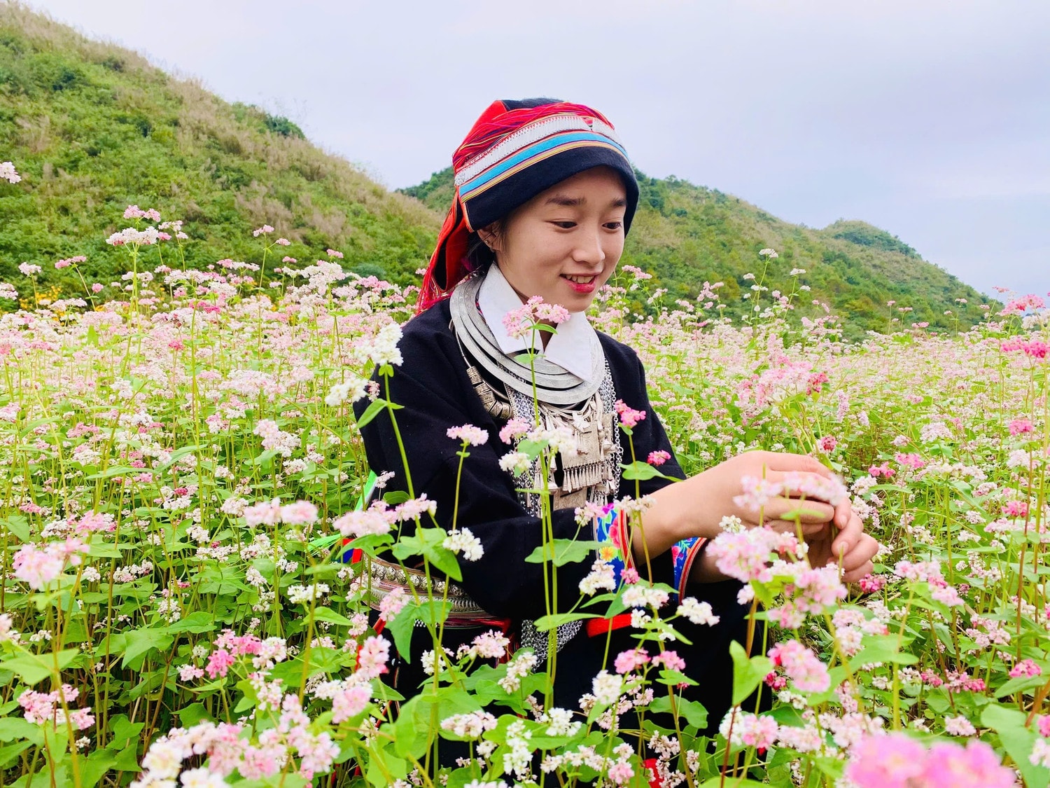 anh-2b-nhung-co-gai-trong-trang-phuc-truyen-thong-dan-toc-dao-luu-giu-khoanh-khac-dep-ben-loai-hoa-yeu-dieu-mang-ten-tam-giac-mach.jpg