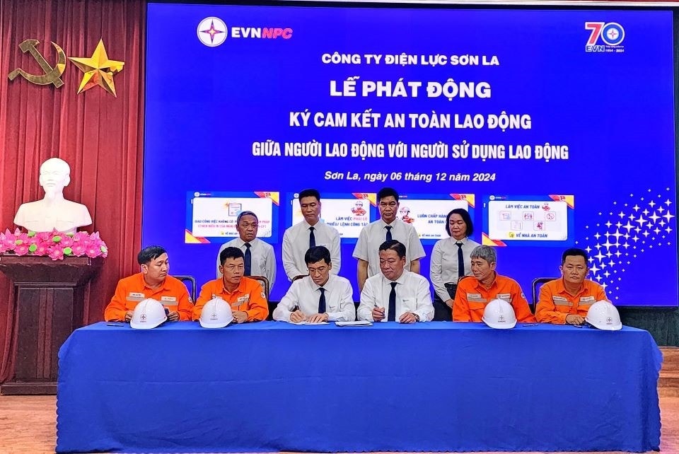 dai-dien-lanh-dao-cac-phong-ban-don-vi-va-nguoi-lao-dong-ky-cam-ket-an-toan-lao-dong-voi-giam-doc-cong-ty-va-chu-tich-cong-doan-cong-ty-anh-npc.jpg