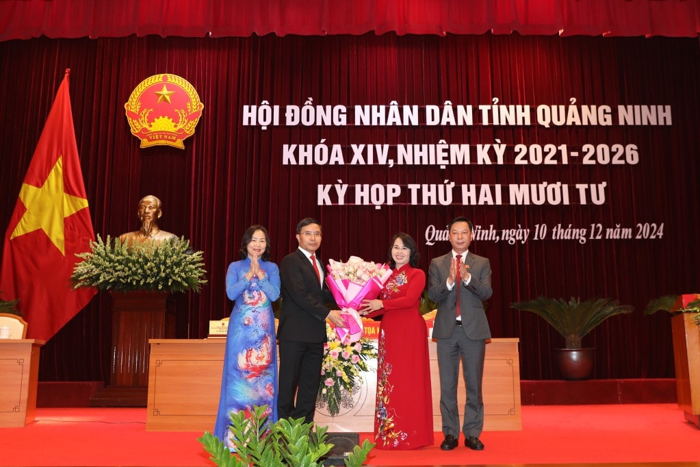 thuong-truc-hdnd-tinh-tang-hoa-chuc-mung-pho-bi-thu-tinh-uy-chu-tich-ubnd-tinh-pham-duc-an.jpg