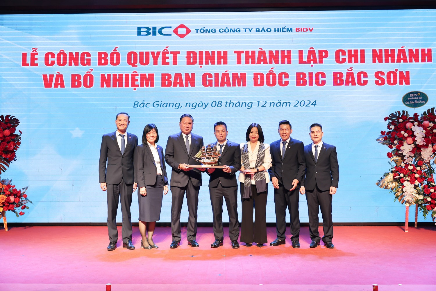 ban-lanh-dao-bic-tang-qua-khai-truong-bic-bac-son.jpg