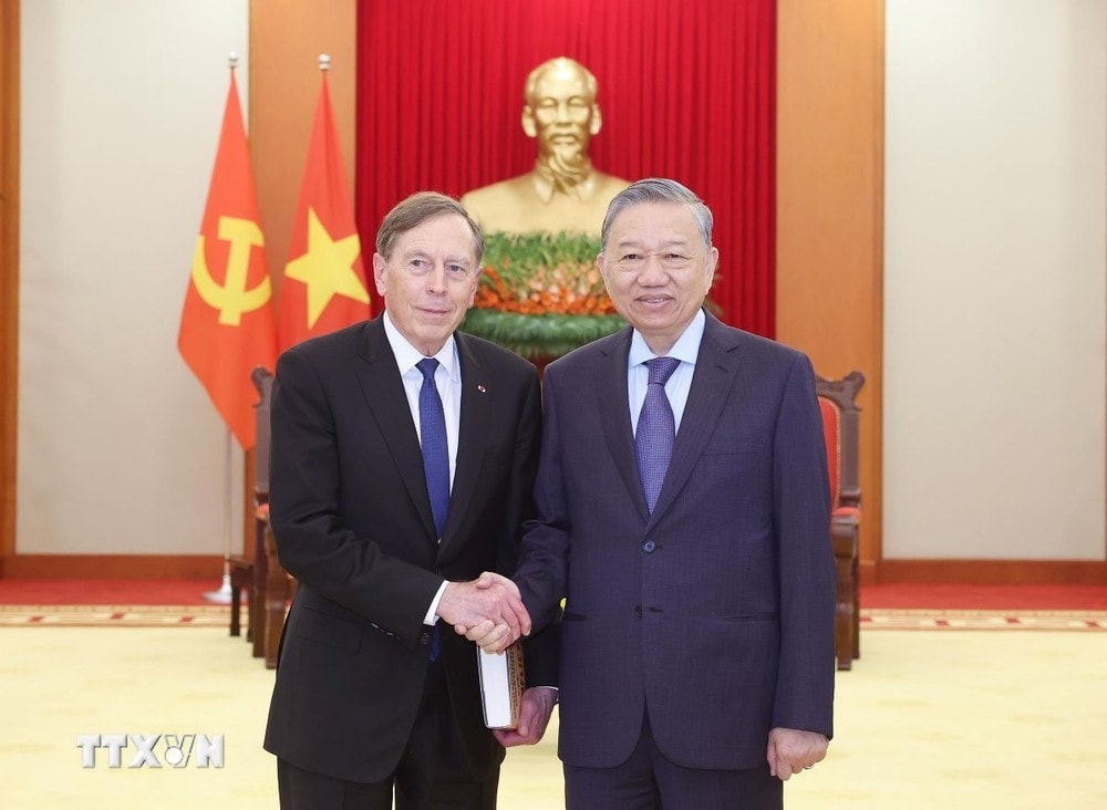Tổng Bí thư Tô Lâm tiếp Đại tướng David Petraeus, đồng sở hữu Quỹ kiêm Chủ tịch Viện Toàn cầu Quỹ đầu tư Kohlberg Kravis Roberts (KKR) của Hoa Kỳ. Ảnh: Thống Nhất/TTXVN
