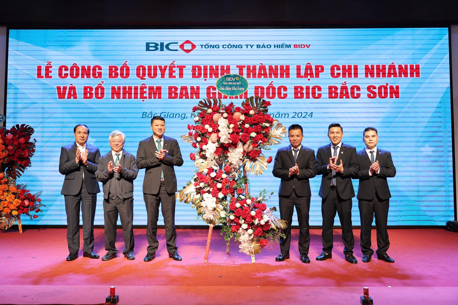 ban-lanh-dao-bidv-tang-hoa-chuc-mung-khai-truong-bic-bac-son.jpg
