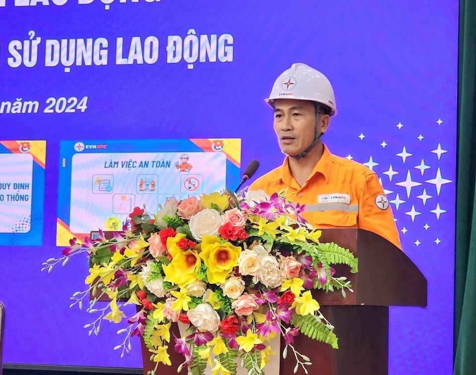 dai-dien-nguoi-lao-dong-cam-ket-thuc-hien-an-toan-lao-dong.jpg