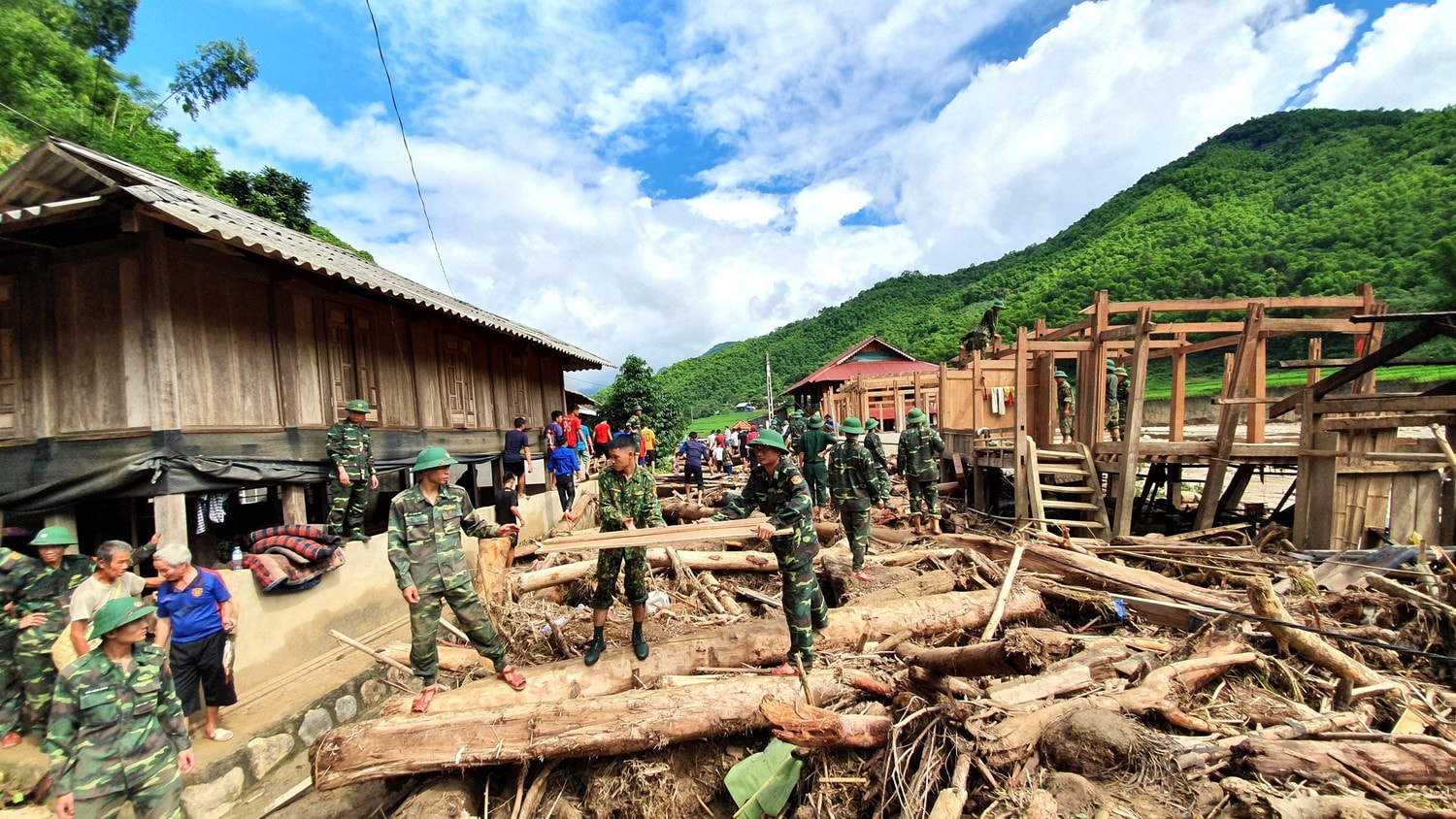 Quân đội nhân dân xuất thân từ nhân dân với ý chí quyết tâm chiến đấu để bảo vệ đất nước, đã vượt qua muôn vàn gian khổ, hy sinh, hoàn thành xuất sắc nhiệm vụ của Đảng và nhân dân giao. Ảnh: BTC
