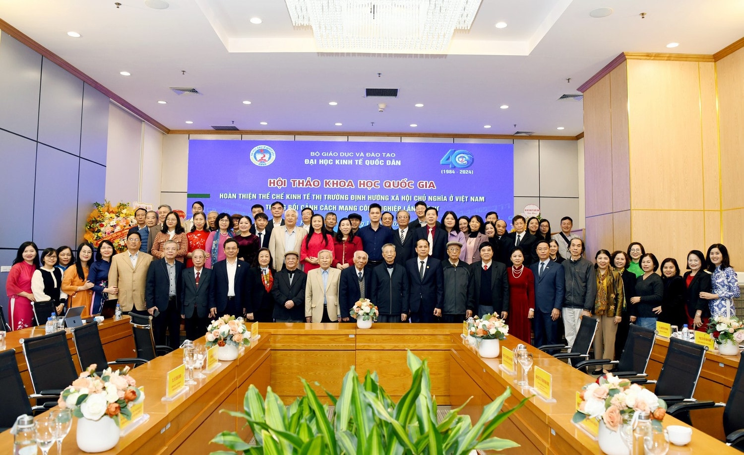 Các đại biểu chụp ảnh lưu niệm