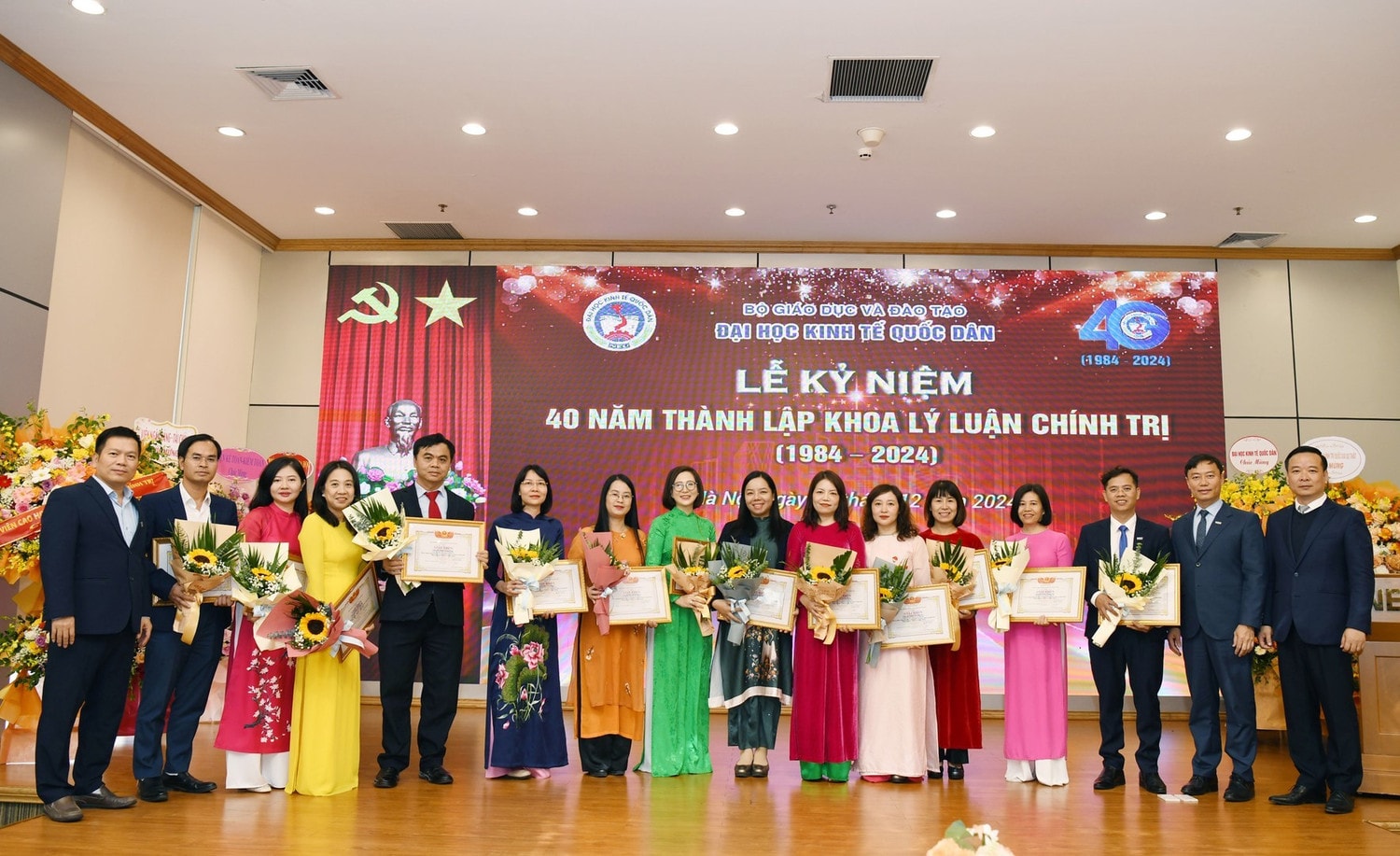 Đội ngũ giảng viên Khoa Lý luận chính trị nhận bằng khen của Bộ trưởng Bộ GD-ĐT