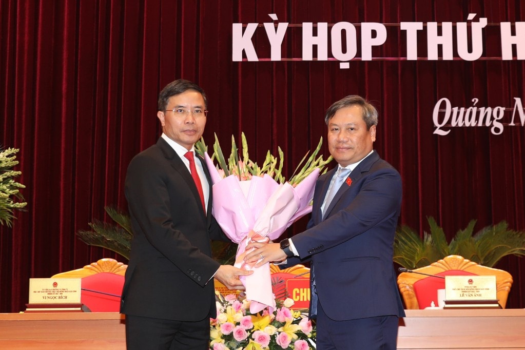 bi-thu-tinh-uy-vu-dai-thang-tang-hoa-chuc-mung-pho-bi-thu-tinh-uy-pham-duc-an-trung-cu-chuc-vu-chu-tich-ubnd-tinh-nhiem-ky-2021-2026.jpg