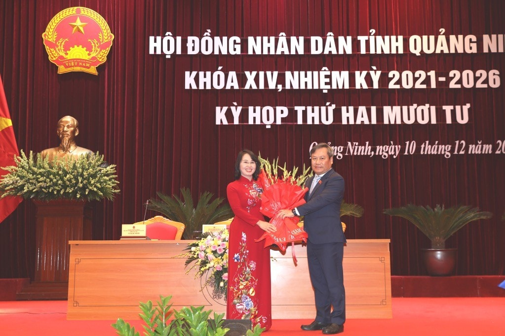 bi-thu-tinh-uy-vu-dai-thang-tang-hoa-chuc-mung-pho-bi-thu-thuong-truc-tinh-uy-trinh-thi-minh-thanh-trung-cu-chuc-danh-chu-tich-hdnd-tinh.jpg