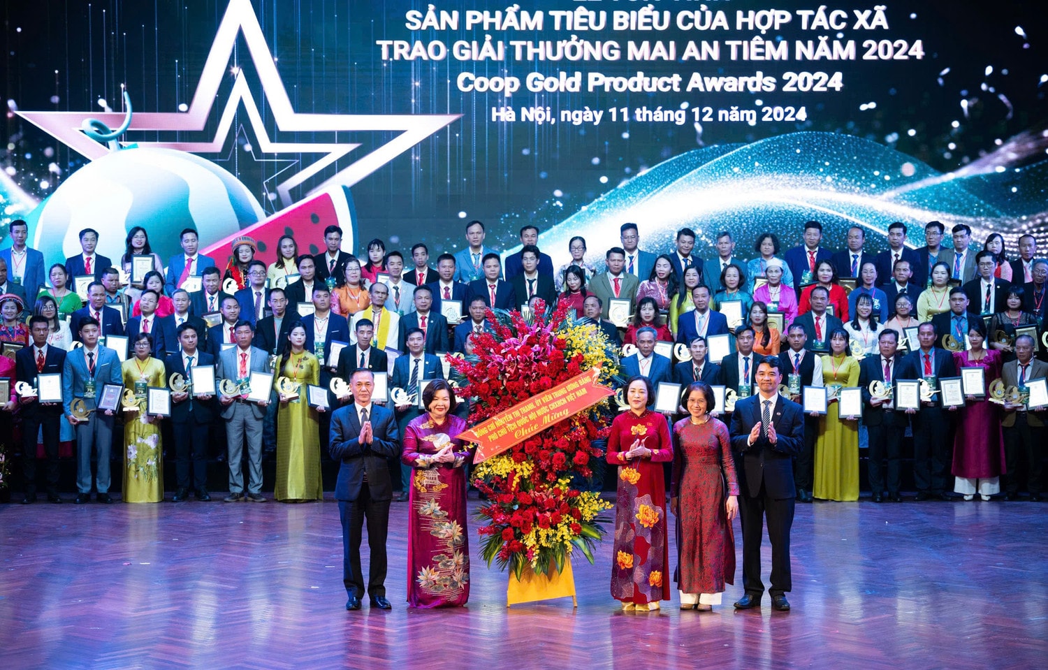 Phó Chủ tịch Quốc hội Nguyễn Thị Thanh tặng hoa chúc mừng tập thể Liên minh HTX Việt Nam
