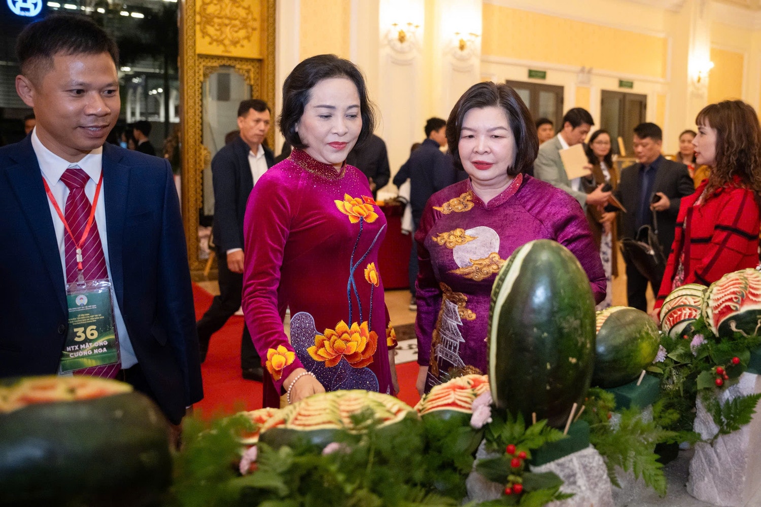 Phó Chủ tịch Quốc hội Nguyễn Thị Thanh tham quan gian hàng trưng bày sản phẩm tiêu biểu của các HTX