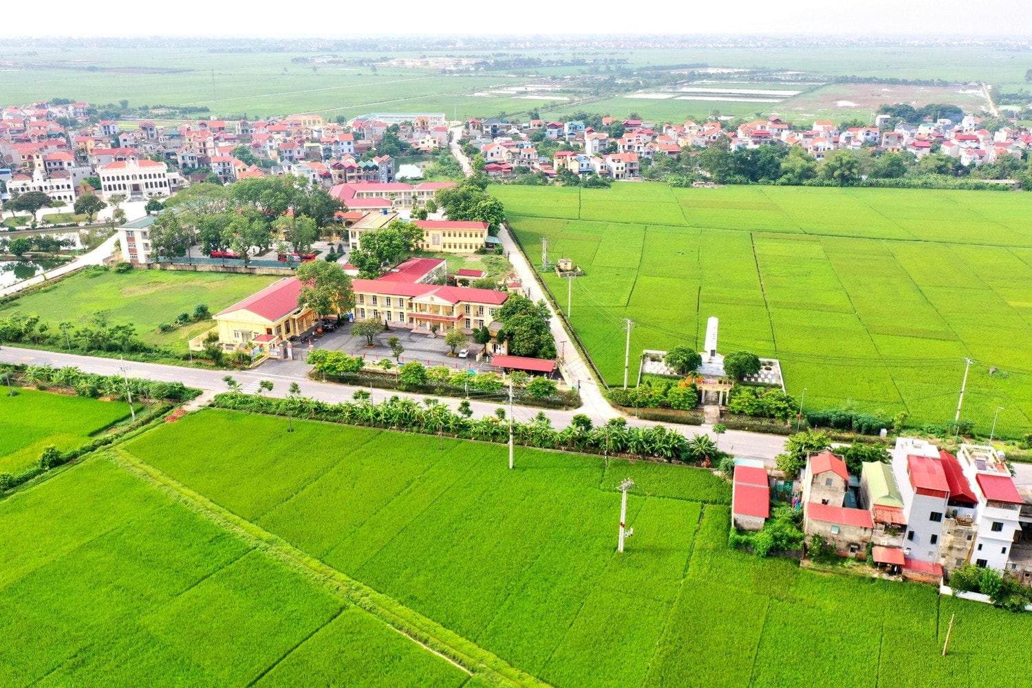 Diện mạo nông thôn mới huyện Ứng Hòa ngày càng khang trang, xanh, sạch, đẹp. Ảnh: Mai Phương