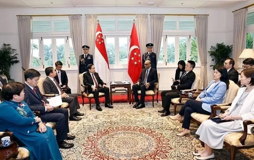 National Assembly Chairman Tran Thanh Man (left) meets with Singapore President Tharman Shanmugaratnam. (Photo: VNA) National Assembly Chairman Tran Thanh Man (left) meets with Singapore President Tharman Shanmugaratnam. (Photo: VNA)