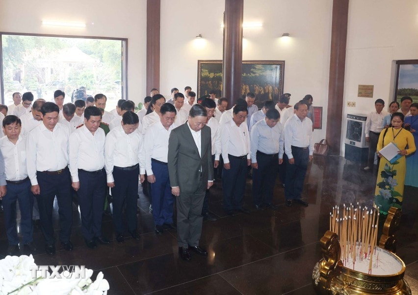 Tổng Bí thư Tô Lâm và các đại biểu thành kính tưởng niệm Cụ Phó bảng Nguyễn Sinh Sắc. Ảnh: Thống Nhất-TTXVN