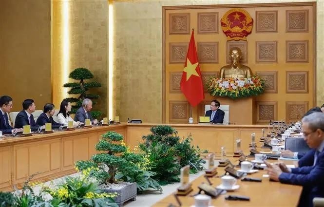 Prime Minister Pham Minh Chinh welcomes a delegation of leaders from 18 major Chinese enterprises of the Zhang and Yan clans in Hanoi on December 9. (Photo: VNA) Prime Minister Pham Minh Chinh welcomes a delegation of leaders from 18 major Chinese enterprises of the Zhang and Yan clans in Hanoi on December 9. (Photo: VNA)