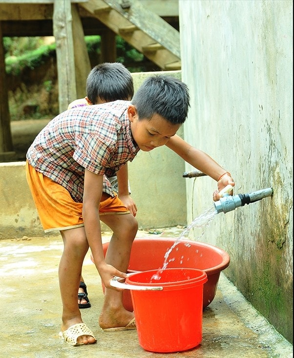 nuoc-sach-dang-la-van-de-khien-nhieu-ho-dan-vung-mien-nui-dau-dau-su-dung-nuoc-sach-tai-cong-trinh-tu-chay-o-ky-son.jpg