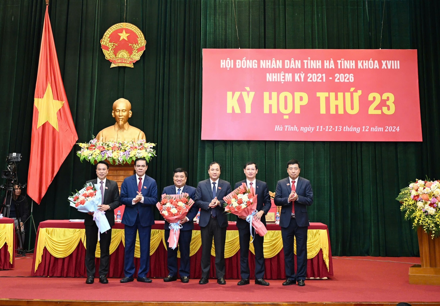 Lãnh đạo tỉnh tặng hoa chúc mừng các đồng chí được miễn nhiệm, bầu bổ sung Ủy viên UBND tỉnh.