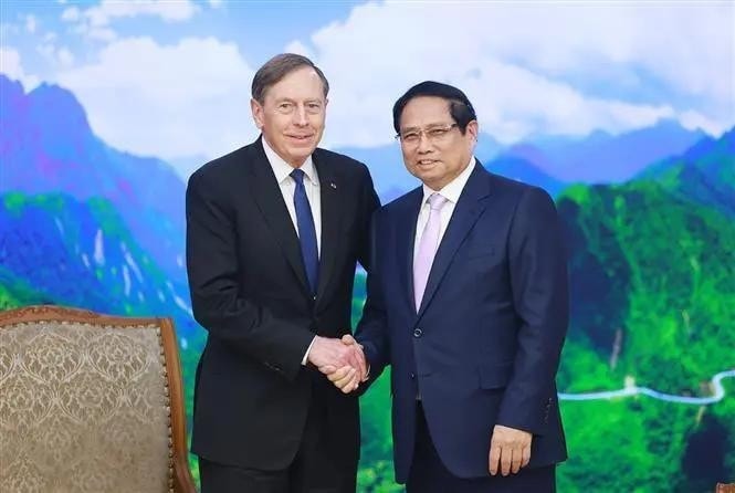 Prime Minister Pham Minh Chinh (right) and David Petraeus, a Partner at the Kohlberg Kravis Roberts (KKR) global investment firm and Chairman of the KKR Global Institute. (Photo: VNA) Prime Minister Pham Minh Chinh (right) and David Petraeus, a Partner at the Kohlberg Kravis Roberts (KKR) global investment firm and Chairman of the KKR Global Institute. (Photo: VNA)