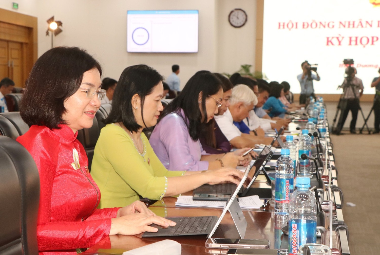 Đại biểu biểu quyết thông qua các nghị quyết của kỳ họp. Ảnh: Đỗ Trọng
