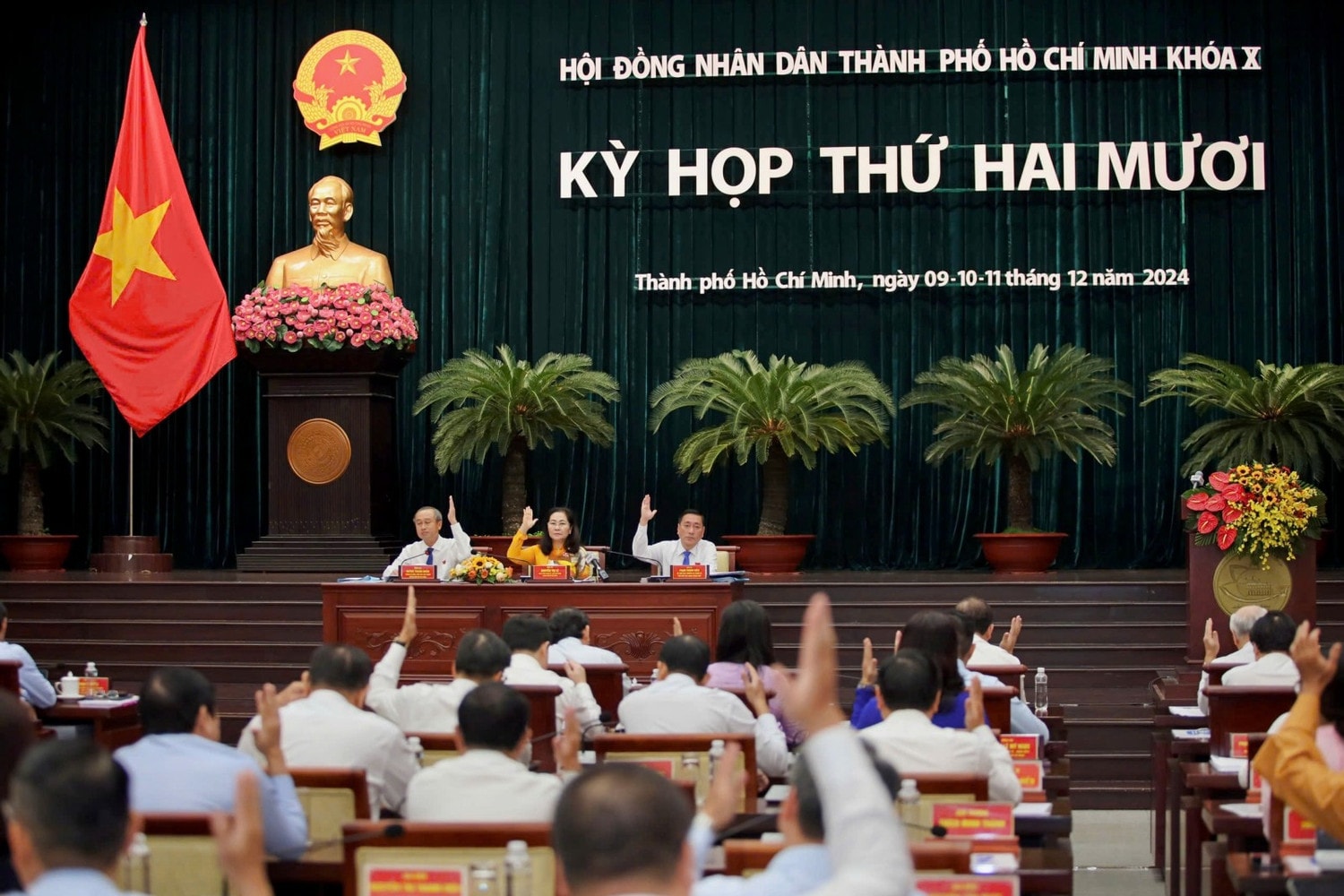 phu-nu-sinh-du-2-con-8953jpg.jpg