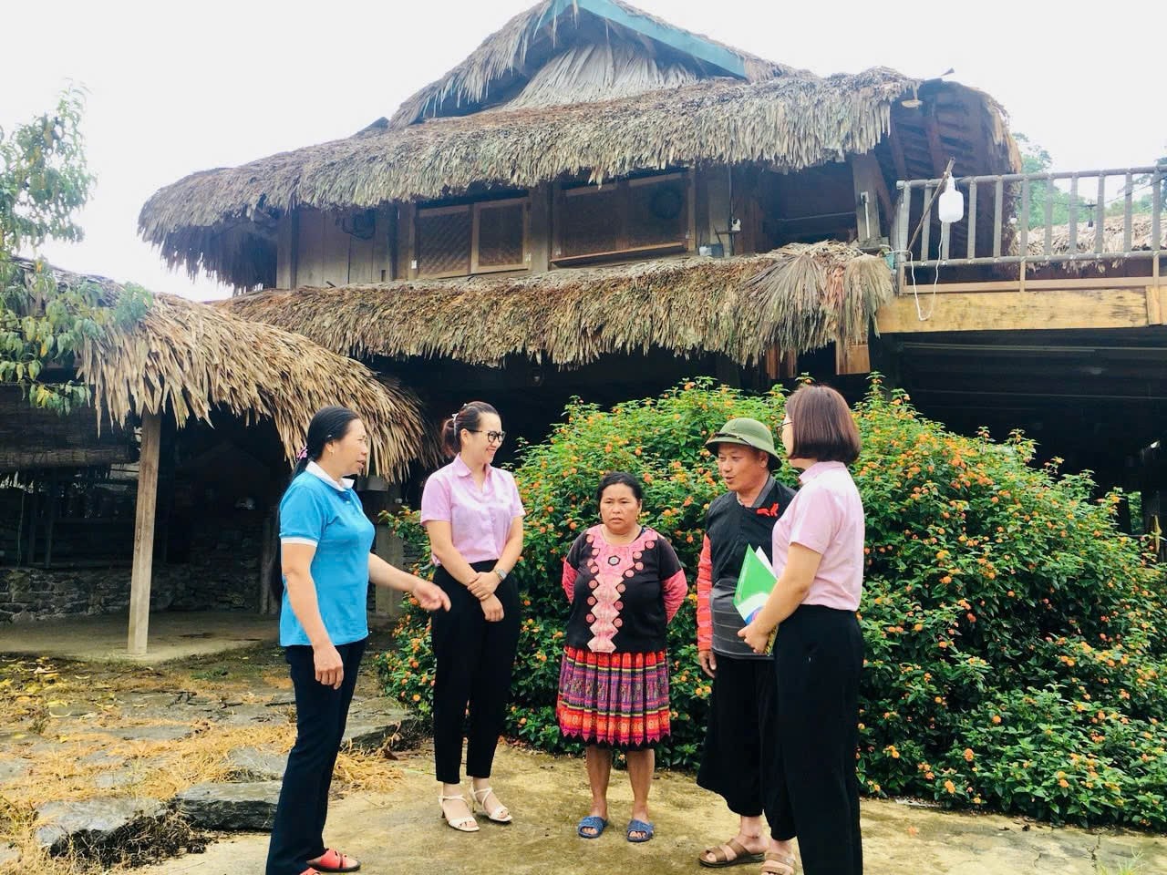 Trên con đường thoát nghèo của người dân Mộc Châu luôn có cán bộ NHCSXH đồng hành. Ảnh: M. Uyên