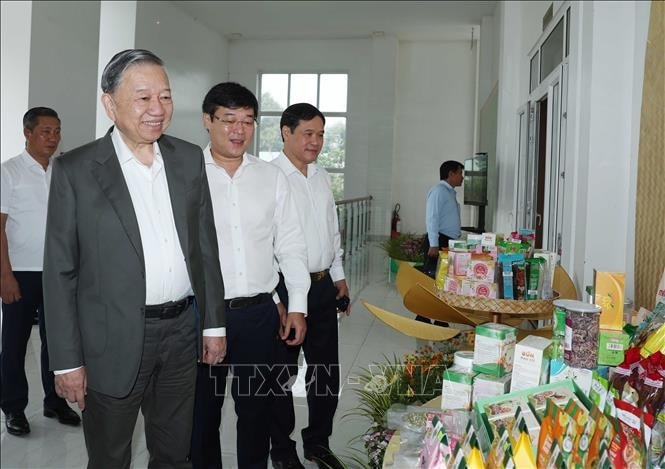 Tổng Bí thư Tô Lâm xem các sản phẩm nông nghiệp của tỉnh trưng bày tại buổi làm việc. Ảnh: Thống Nhất- TTXVN
