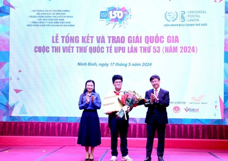 ng-ban-to-chuc-cuoc-thi-ba-nguyen-pham-duy-trang-bi-thu-trung-uong-doan-chu-tich-hoi-dong-doi-trung-uong-len-trao-giai-nhat-va-huy-hieu-tuoi-17159472666001862012375-1.jpg