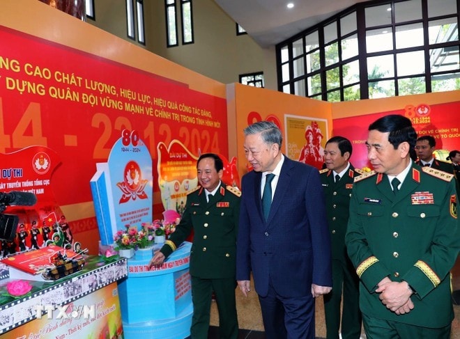 Tổng Bí thư Tô Lâm tham quan gian trưng bày ấn phẩm, sách, tài liệu về Tổng cục Chính trị Quân đội Nhân dân Việt Nam. Ảnh: Trọng Đức - TTXVN