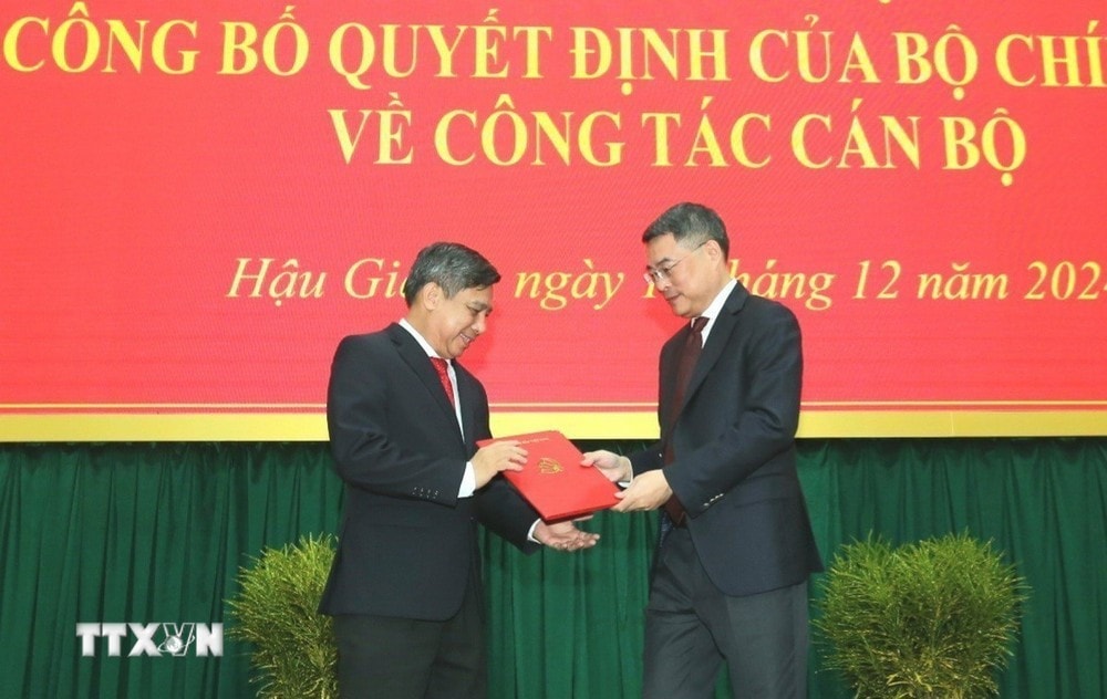 Ông Lê Minh Hưng (phải), Ủy viên Bộ Chính trị, Bí thư Trung ương Đảng, Trưởng Ban Tổ chức Trung ương trao Quyết định cho ông Đồng Văn Thanh. Ảnh: Duy Khương - TTXVN