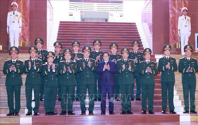 Thủ tướng Phạm Minh Chính với lãnh đạo Học viện Quốc phòng. Ảnh: Dương Giang/TTXVN