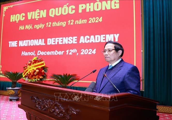 Thủ tướng Phạm Minh Chính chúc mừng cán bộ, giảng viên, học viên Học viện Quốc phòng. Ảnh: Dương Giang/TTXVN