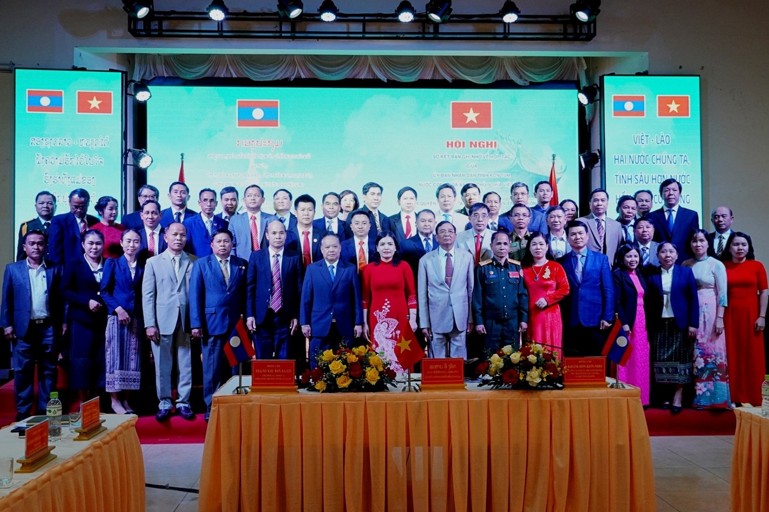 131103cac-dai-bieu-chup-anh-luu-niem.jpg