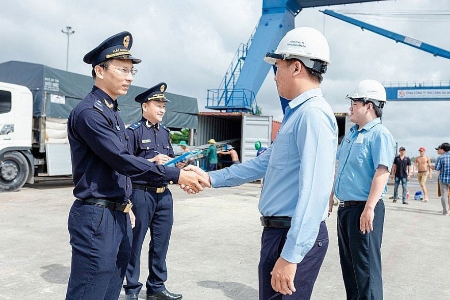 Doanh nghiệp sẽ hưởng nhiều lợi ích khi chủ động tuân thủ pháp luật hải quan. Ảnh: HQ