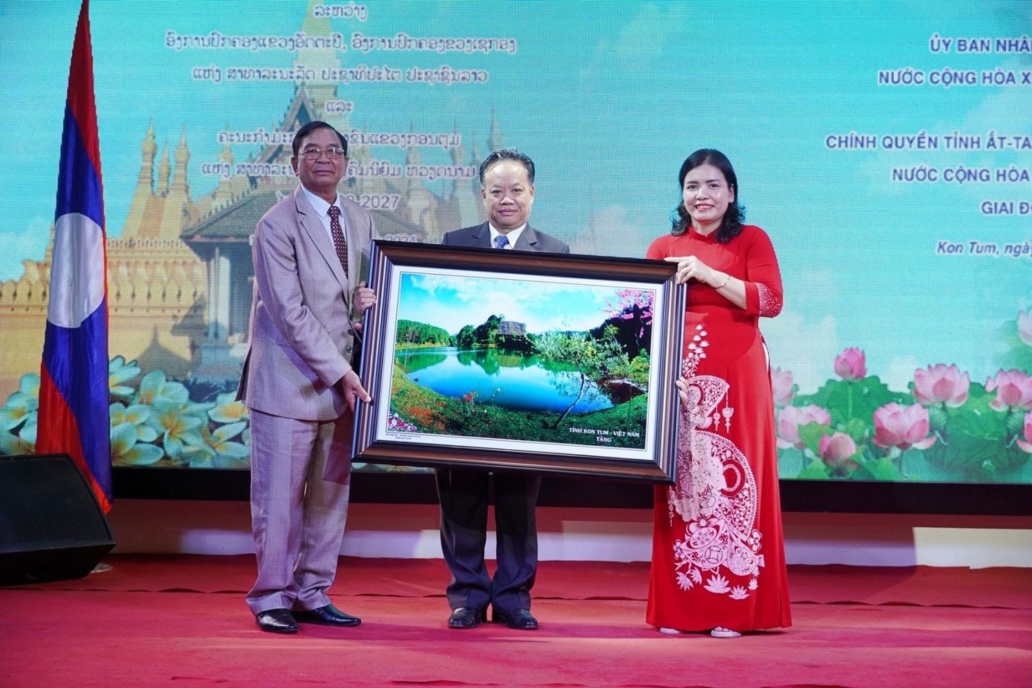 131032tinh-kon-tum-trao-tang-qua-luu-niem-cho-tinh-ban-attapu-va-se-kong.jpg