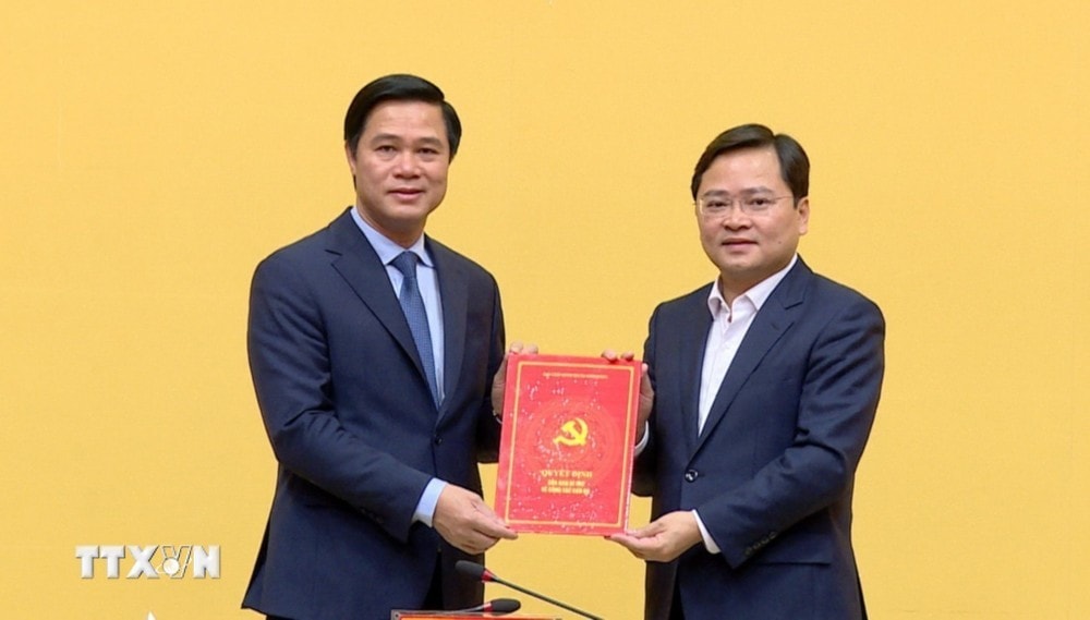 Bí thư Tỉnh ủy Bắc Ninh Nguyễn Anh Tuấn (phải) trao Quyết định của Ban Bí thư về việc chuẩn y tham gia Ban Thường vụ Tỉnh ủy Bắc Ninh đối với ông Lê Xuân Lợi, Phó Chủ tịch Ủy ban Nhân dân tỉnh Bắc Ninh. Ảnh: TTXVN phát