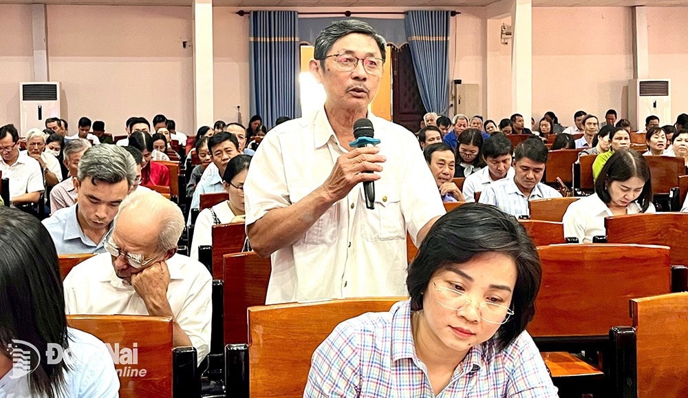 Cử tri huyện Xuân Lộc phát biểu tại cuộc tiếp xúc cử tri của Đoàn ĐBQH tỉnh Đồng Nai