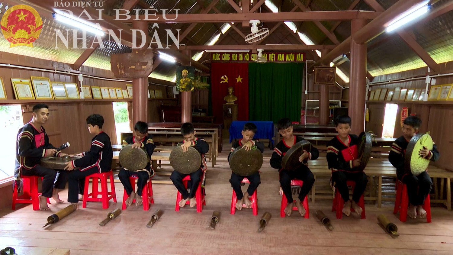 Anh Y Bây Kbuôr dạy đánh chiêng cho các cháu ở nhà văn hóa cộng đồng buôn