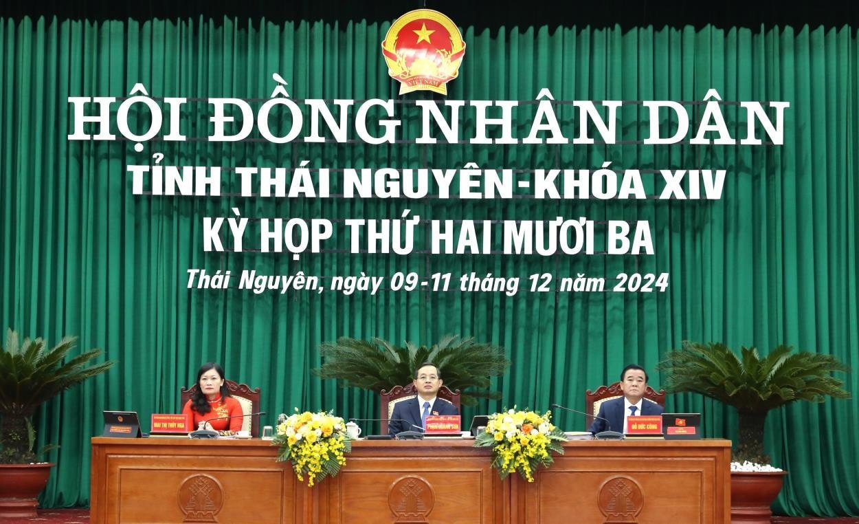 Chủ tọa điều hành phiên chất vấn, giải trình tại Kỳ họp thứ 23, HĐND tỉnh Thái Nguyên. Ảnh: N. Hạnh