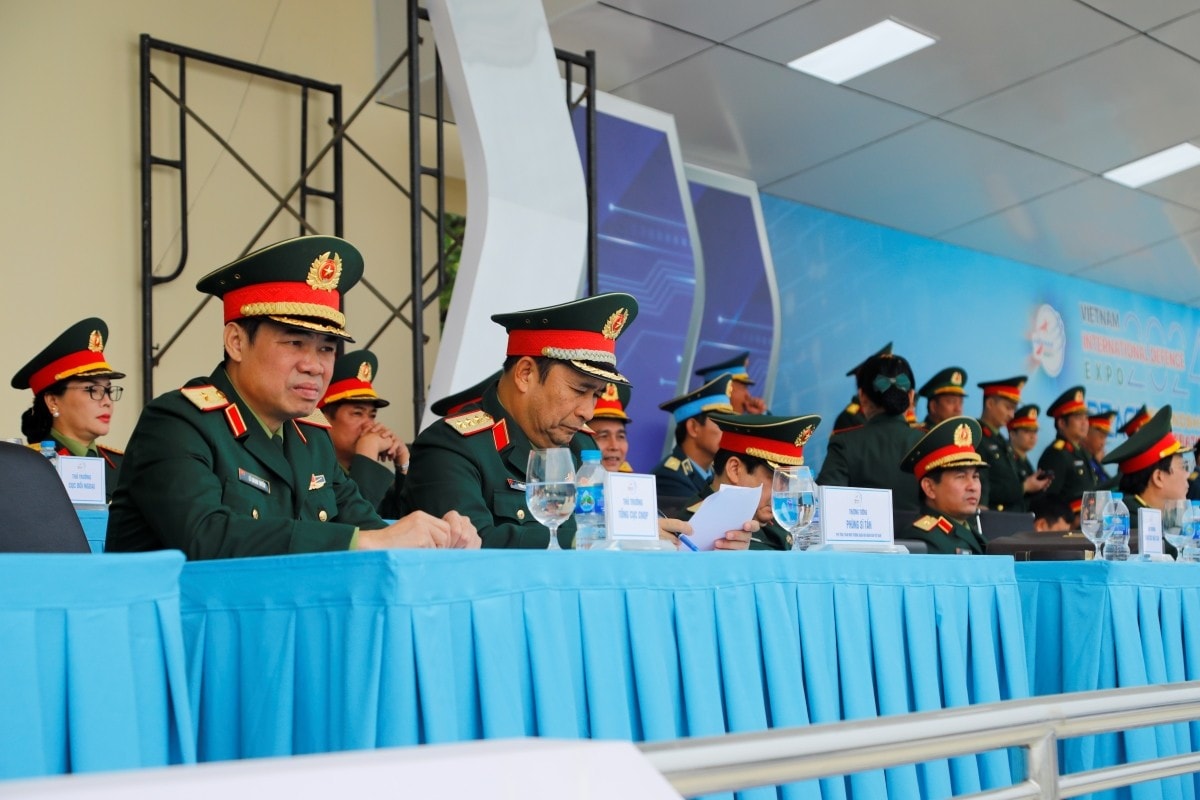 Thượng tướng Phùng Sĩ Tấn kiểm tra hợp luyện chuẩn bị khai mạc Triển lãm Quốc phòng quốc tế Việt Nam 2024