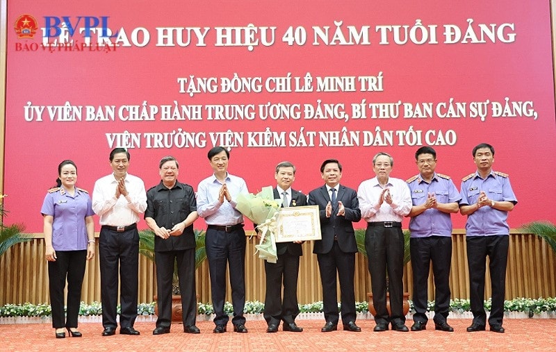 Lãnh đạo Đảng ủy Khối và các Ban Đảng Trung ương cùng tập thể lãnh đạo VKSND tối cao chúc mừng đồng chí Lê Minh Trí