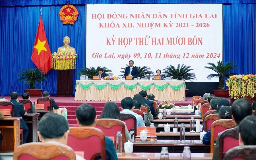 uy-vien-ban-chap-hanh-trung-uong-dang-bi-thu-tinh-uy-chu-tich-hdnd-tinh-ho-van-nien-ket-luan-phien-thao-luan-chung-tai-hoi-truong-anh-duc-thuy.jpg
