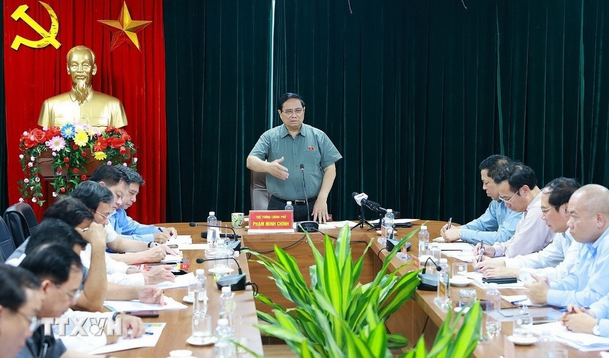 Thủ tướng Phạm Minh Chính làm việc với lãnh đạo các địa phương, các đơn vị thi công dự án cao tốc Cần Thơ-Cà Mau. Ảnh: Dương Giang/TTXVN