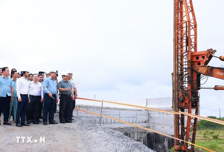 Thủ tướng Phạm Minh Chính kiểm tra tiến độ thi công cao tốc Cần Thơ-Cà Mau đoạn qua huyện Phụng Hiệp, tỉnh Hậu Giang. Ảnh: Dương Giang/TTXVN